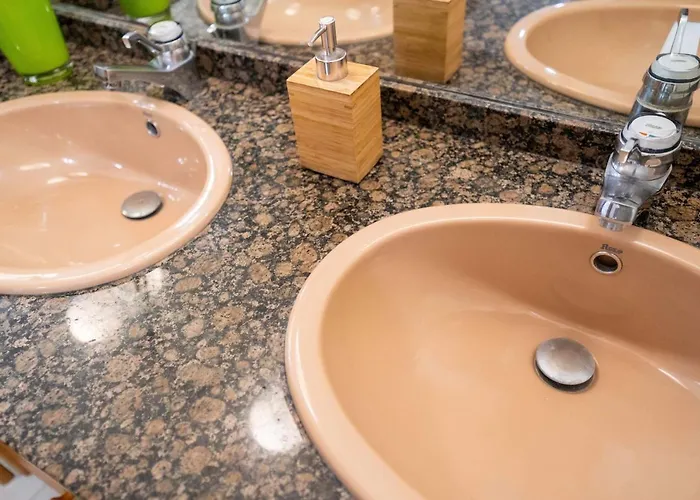 Deusto. Piso + Wifi Internet T. V. Y Garaje *